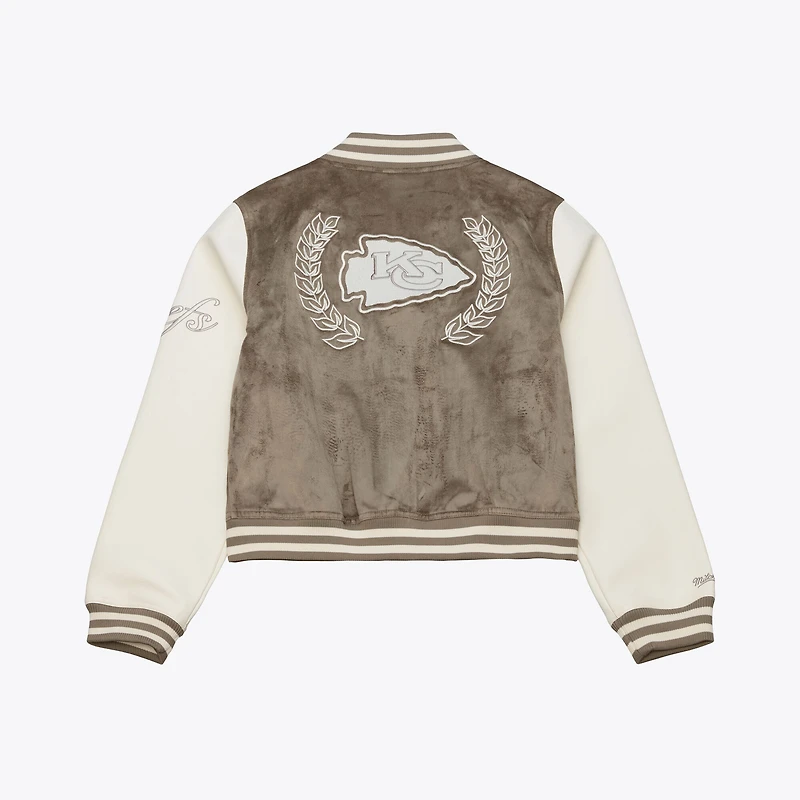 Veste universitaire Mitchell & Ness beige Kansas City Chiefs pour femme, à boutons-pression.
