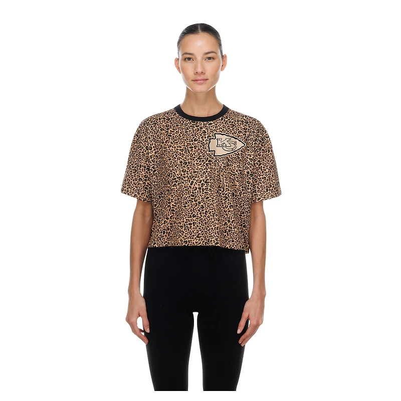 T-shirt court New Era marron Kansas City Chiefs Mom & Me à imprimé léopard, coupe carrée, pour femme