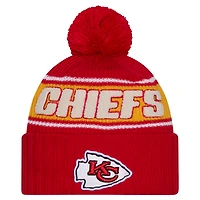 Bonnet en tricot à revers rouge Kansas City Chiefs 2024 Sideline Sport pour jeune New Era avec pompon