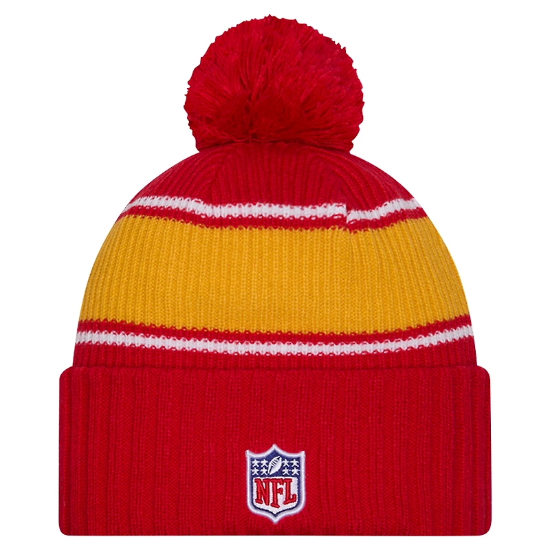 Bonnet en tricot à revers rouge Kansas City Chiefs 2024 Sideline Sport pour jeune New Era avec pompon