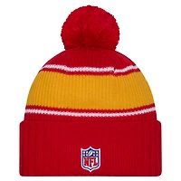 Bonnet en tricot à revers rouge Kansas City Chiefs 2024 Sideline Sport pour jeune New Era avec pompon