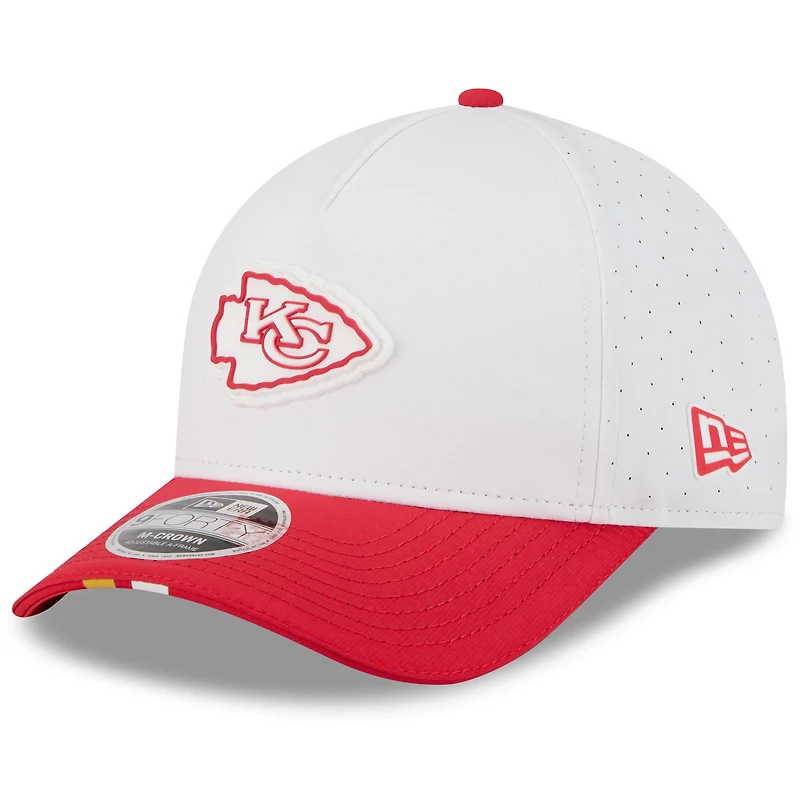Casquette ajustable New Era 9FORTY blanche/rouge pour jeune Kansas City Chiefs, camp d'entraînement NFL 2025