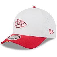 Casquette ajustable New Era 9FORTY blanche/rouge pour jeune Kansas City Chiefs, camp d'entraînement NFL 2025