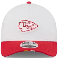 Casquette ajustable New Era 9FORTY blanche/rouge pour jeune Kansas City Chiefs, camp d'entraînement NFL 2025