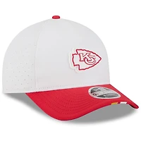 Casquette ajustable New Era 9FORTY blanche/rouge pour jeune Kansas City Chiefs, camp d'entraînement NFL 2025