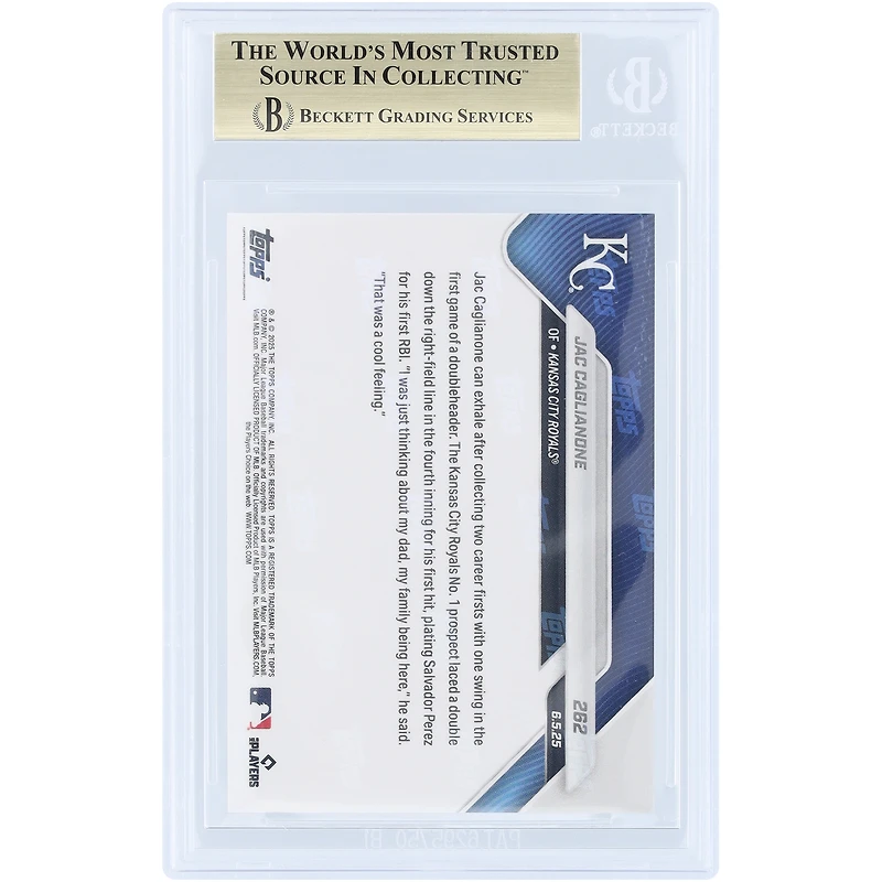 Jac Caglianone, des Royals de Kansas City, espoir vedette de la saison 2025 de Topps Now Call Up Club, frappe un double bon pour un point et son premier coup sûr en MLB (carte n° 262 authentifiée par BGS, note 9,5).