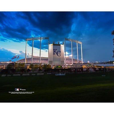 Photographie non signée du stade Kauffman des Royals de Kansas City à l'extérieur au coucher soleil
