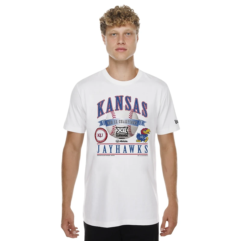 T-shirt homme New Era blanc Kansas Jayhawks Champions du tournoi de baseball Big 12 2026