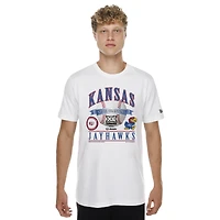 T-shirt homme New Era blanc Kansas Jayhawks Champions du tournoi de baseball Big 12 2026