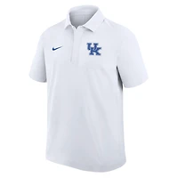 Polo Nike Dri-FIT blanc pour homme, modèle Kentucky Wildcats Coaches Sideline.