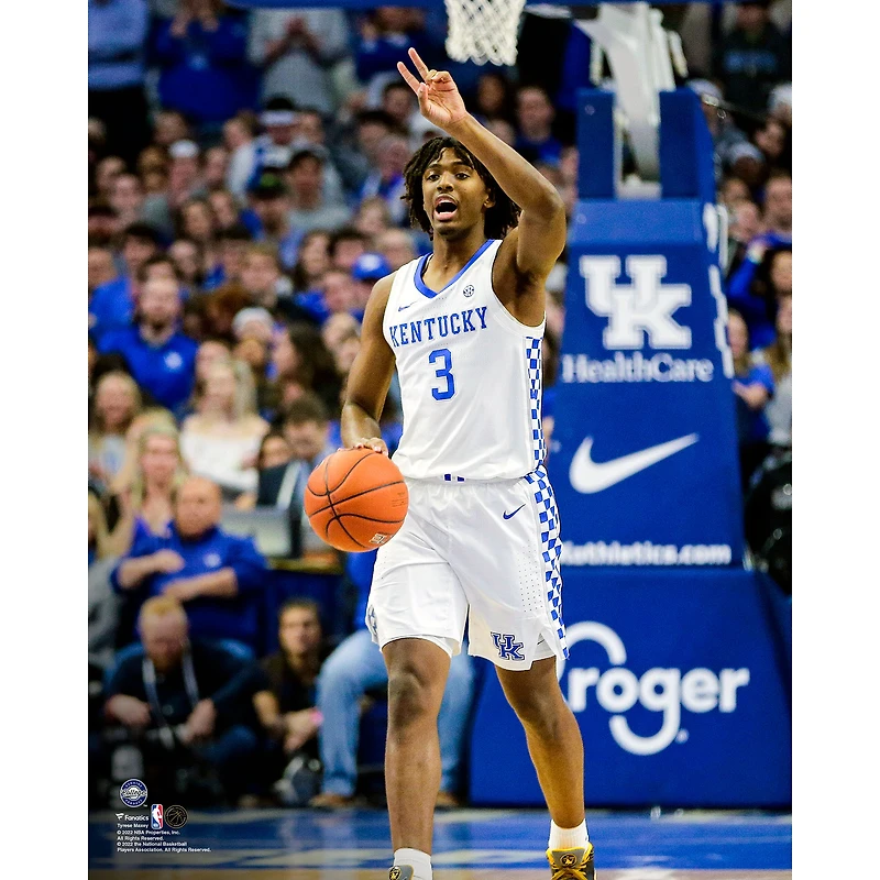 Photographie verticale non signée de Tyrese Maxey des Wildcats du Kentucky qui dribble vers le haut terrain