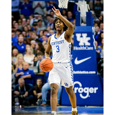 Photographie verticale non signée de Tyrese Maxey des Wildcats du Kentucky qui dribble vers le haut terrain
