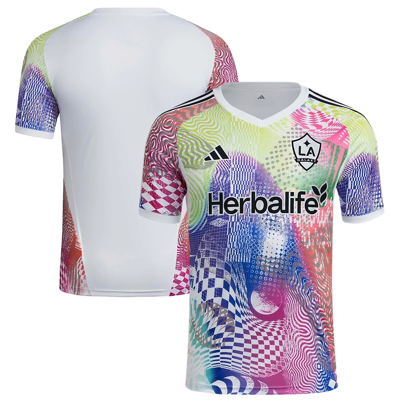 Haut d'avant-match adidas blanc LA Galaxy 2025 Pride pour homme