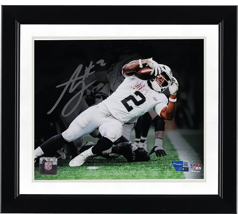 Photo dédicacée d'Ashton Jeanty (Las Vegas Raiders) - 20 x 25 cm - Plongeon pour un touchdown - Débuts en NFL - Édition limitée à 10 exemplaires