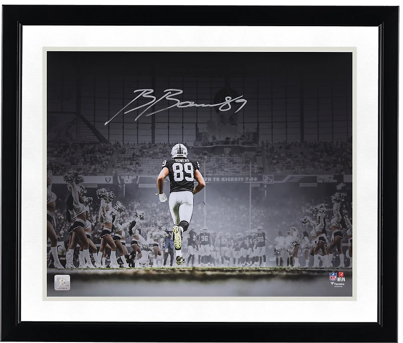Photo dédicacée de Brock Bowers (Las Vegas Raiders) en train de courir sous les projecteurs à l'entrée du terrain (40 x 50 cm).