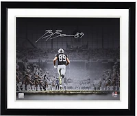 Photo dédicacée de Brock Bowers (Las Vegas Raiders) en train de courir sous les projecteurs à l'entrée du terrain (40 x 50 cm).