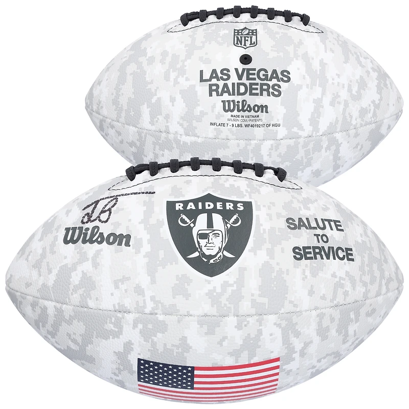 Jack Bech des Las Vegas Raiders a autographié le Salute To Service Wilson Football 2024