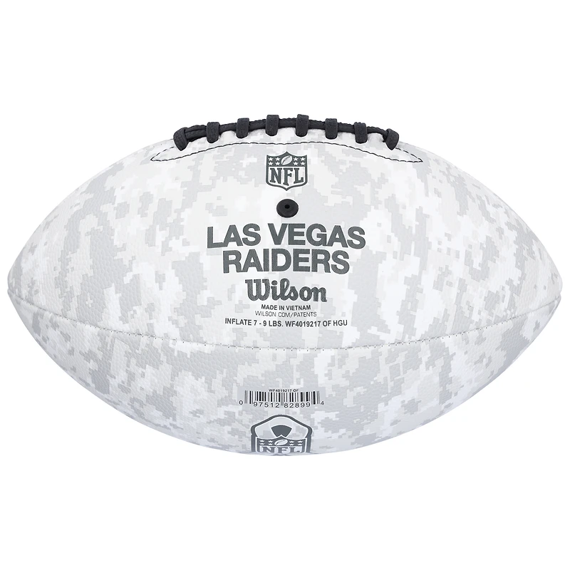 Jack Bech des Las Vegas Raiders a autographié le Salute To Service Wilson Football 2024