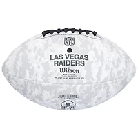 Jack Bech des Las Vegas Raiders a autographié le Salute To Service Wilson Football 2024
