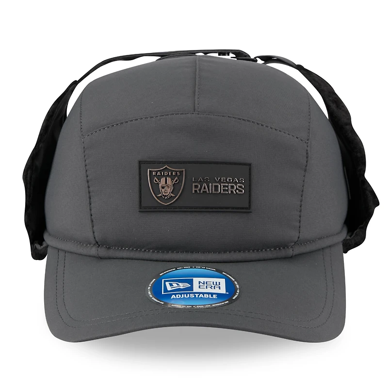 Casquette ajustable à oreilles de chien New Era anthracite Las Vegas Raiders 2025 Sideline Runner pour homme