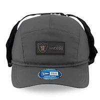 Casquette ajustable à oreilles de chien New Era anthracite Las Vegas Raiders 2025 Sideline Runner pour homme