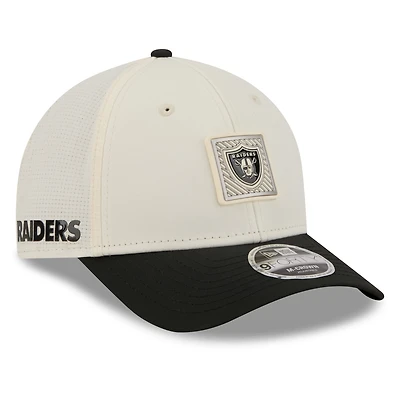Casquette ajustable New Era crème/noire Las Vegas Raiders 2026 NFL Training Camp 9FORTY pour homme