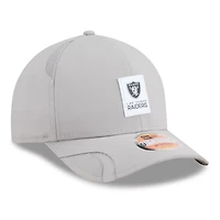 Casquette ajustable New Era grise Las Vegas Raiders 2025 Sideline M-Crown 9FORTY pour homme