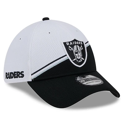 Casquette Flexline 39THIRTY Sideline des Las Vegas Raiders 2023 New Era pour homme, blanc/noir