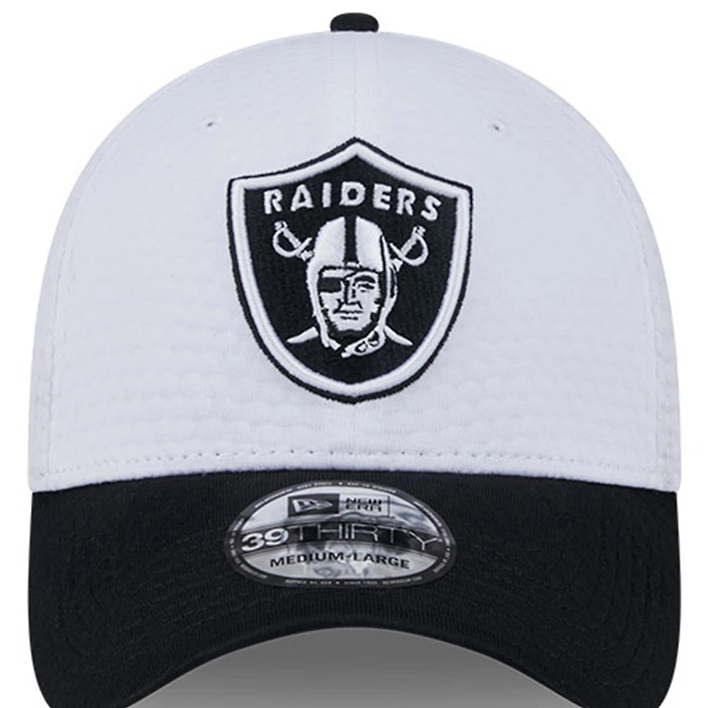 Casquette flexible 39THIRTY New Era pour hommes des Las Vegas Raiders 2024 NFL Training Camp, blanc/noir