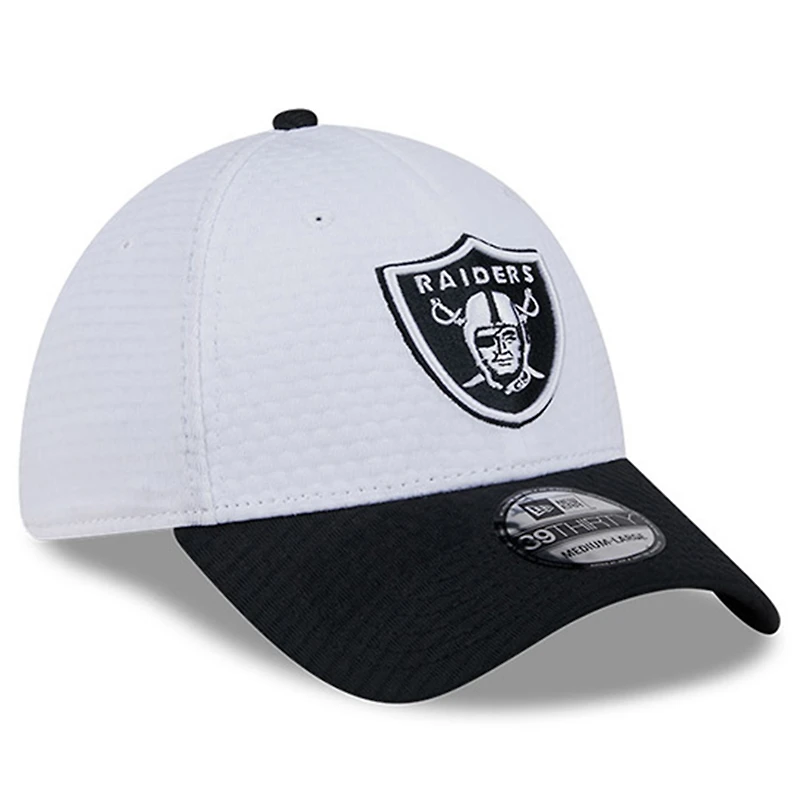 Casquette flexible 39THIRTY New Era pour hommes des Las Vegas Raiders 2024 NFL Training Camp, blanc/noir