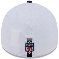 Casquette flexible 39THIRTY New Era pour hommes des Las Vegas Raiders 2024 NFL Training Camp, blanc/noir