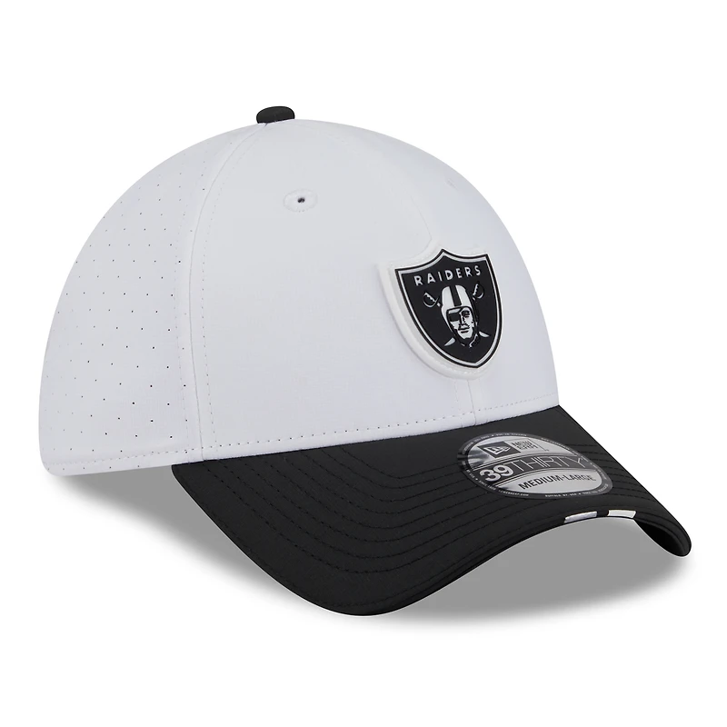 Men's New Era White/Black Las Vegas Raiders 2025 NFL Training Camp 39THIRTY Flex Hat
