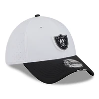Men's New Era  White/Black Las Vegas Raiders 2025 NFL Training Camp 39THIRTY Flex Hat