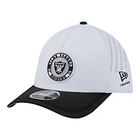 Men's New Era White/Black Las Vegas Raiders Patch 39THIRTY A-Frame M-Crown Perforated Flex Hat
