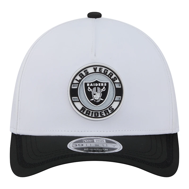 Casquette New Era pour homme, blanche et noire, avec écusson des Raiders de Las Vegas, modèle 39THIRTY, A monture couronne perforée.