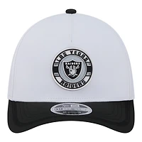 Casquette New Era pour homme, blanche et noire, avec écusson des Raiders de Las Vegas, modèle 39THIRTY, A monture couronne perforée.