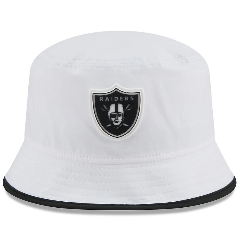 Bob New Era extensible blanche pour homme, motif camp d'entraînement NFL 2025 des Las Vegas Raiders