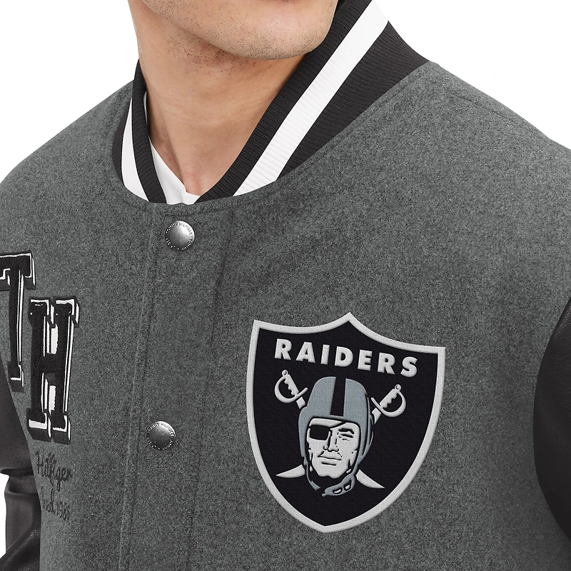 Veste universitaire à bouton-pression Tommy Jeans gris Las Vegas Raiders Gunner pour hommes
