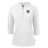 Sweat à capuche blanc manches 3/4 et demi-zip pour femme Cutter & Buck, logo rétro des Las Vegas Raiders, en piqué écologique Virtue