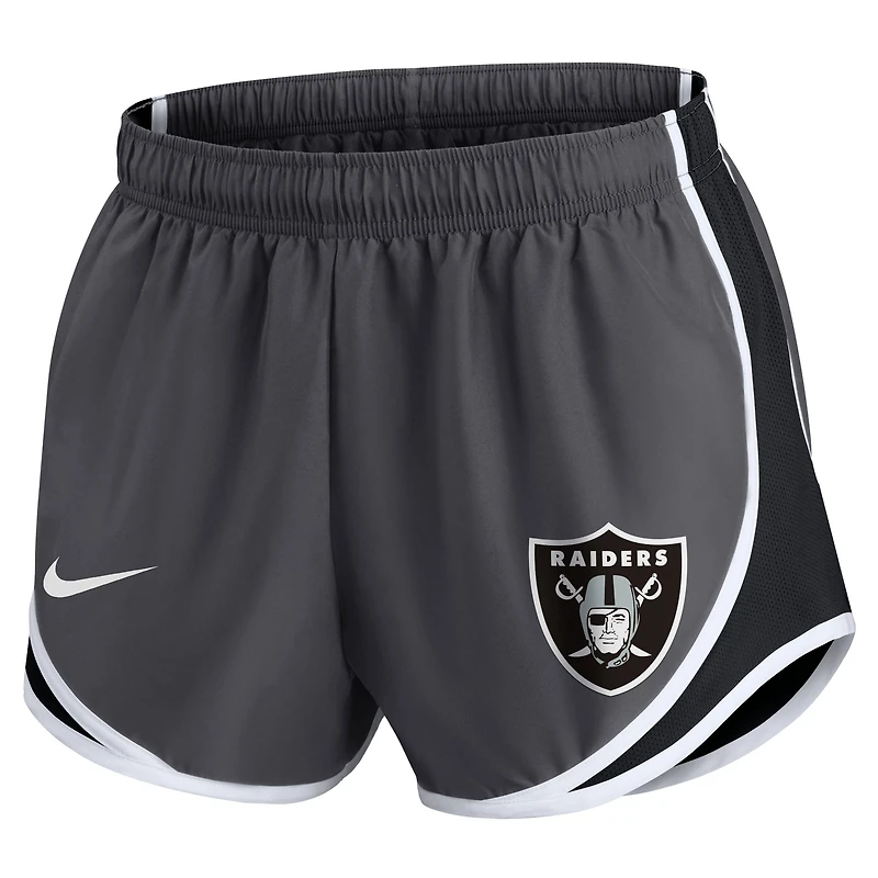 Short Performance Tempo Taille Plus des Las Vegas Raiders de Nike pour femme avec logo gris anthracite