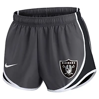 Short Performance Tempo Taille Plus des Las Vegas Raiders de Nike pour femme avec logo gris anthracite