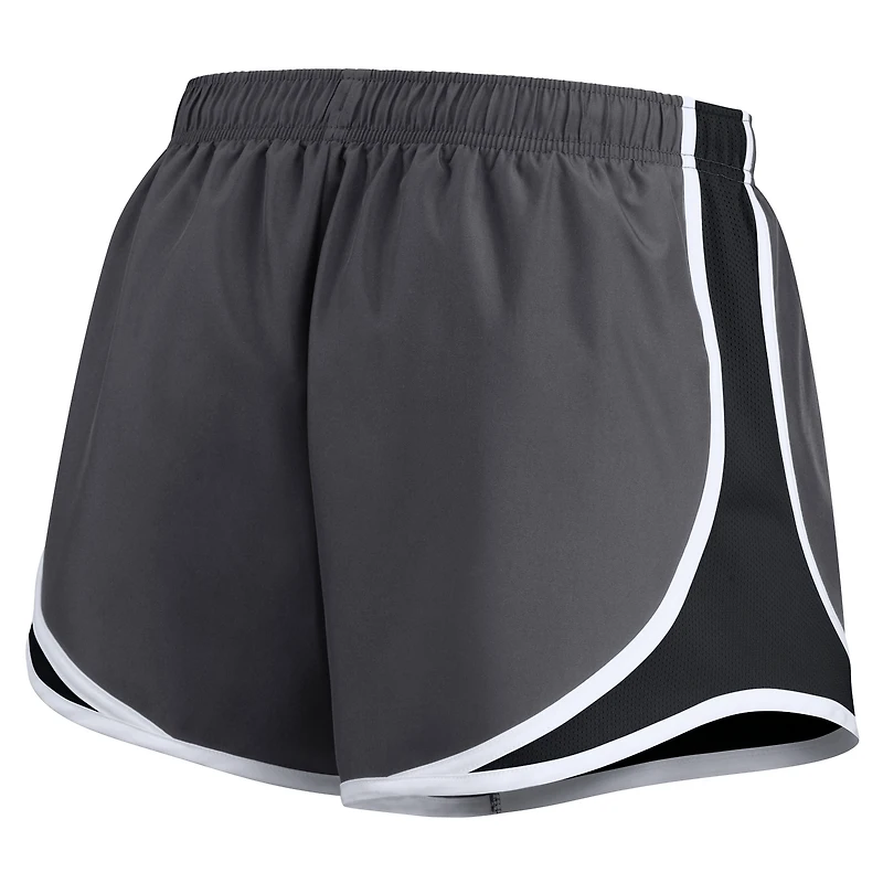 Short Performance Tempo Taille Plus des Las Vegas Raiders de Nike pour femme avec logo gris anthracite
