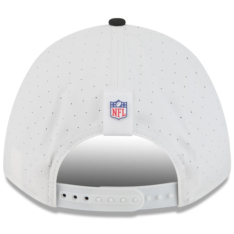 Casquette ajustable New Era 9FORTY blanche/noire pour jeune, camp d'entraînement NFL 2025 des Las Vegas Raiders
