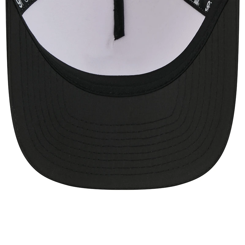 Casquette ajustable New Era 9FORTY blanche/noire pour jeune, camp d'entraînement NFL 2025 des Las Vegas Raiders