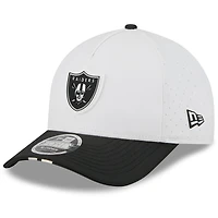 Casquette ajustable New Era 9FORTY blanche/noire pour jeune, camp d'entraînement NFL 2025 des Las Vegas Raiders