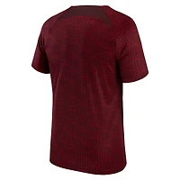 Haut Nike rouge Liverpool 2022 Pre-Match Raglan Performance pour enfant