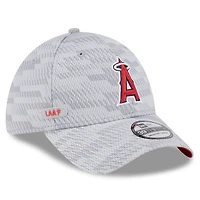 Men's New Era Gray Los Angeles Angels 2025 MLB Clubhouse 39THIRTY Flex Hat