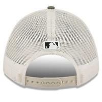 Casquette ajustable New Era 9FORTY M-Crown A-Frame beige clair/olive pour homme, Los Angeles Angels 2025 Armed Forces Day