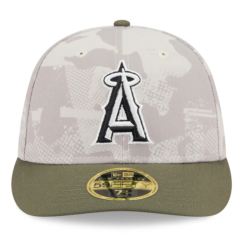 Casquette ajustée 59FIFTY basse pour homme New Era beige clair/olive Los Angeles Angels 2025 Armed Forces Day