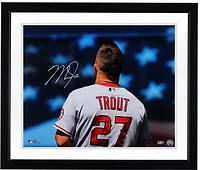Photo de Mike Trout, joueur des Angels de Los Angeles, autographiée (40 x 50 cm), lors de l'hymne national.